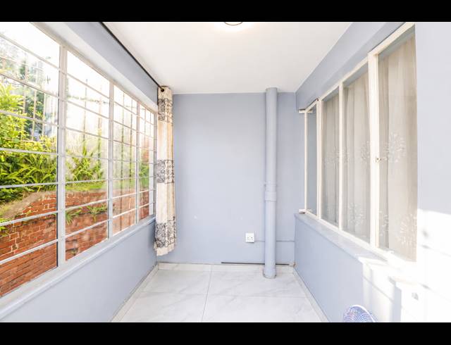 2.5 BEDROOM APARTMENT FOR SALE IN ESSENWOOD